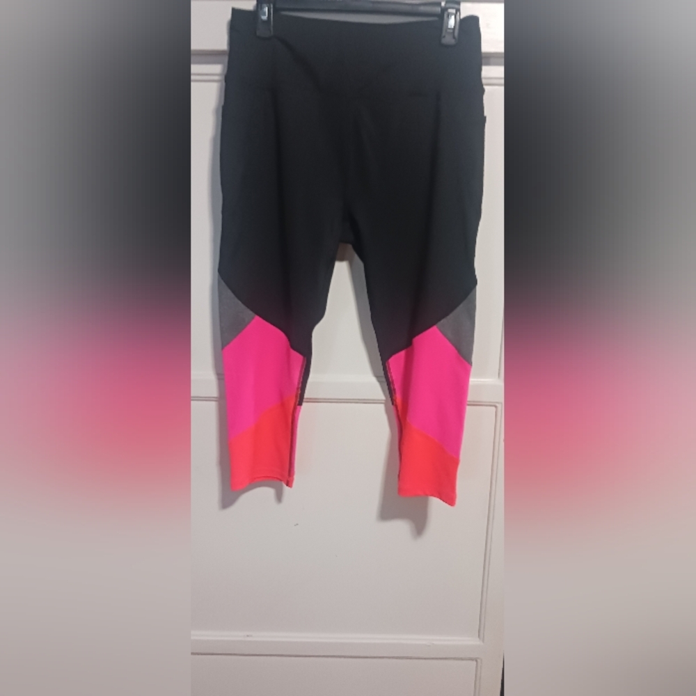 176. NWT BEBE SPORT CROP ACTIVE LEGGING